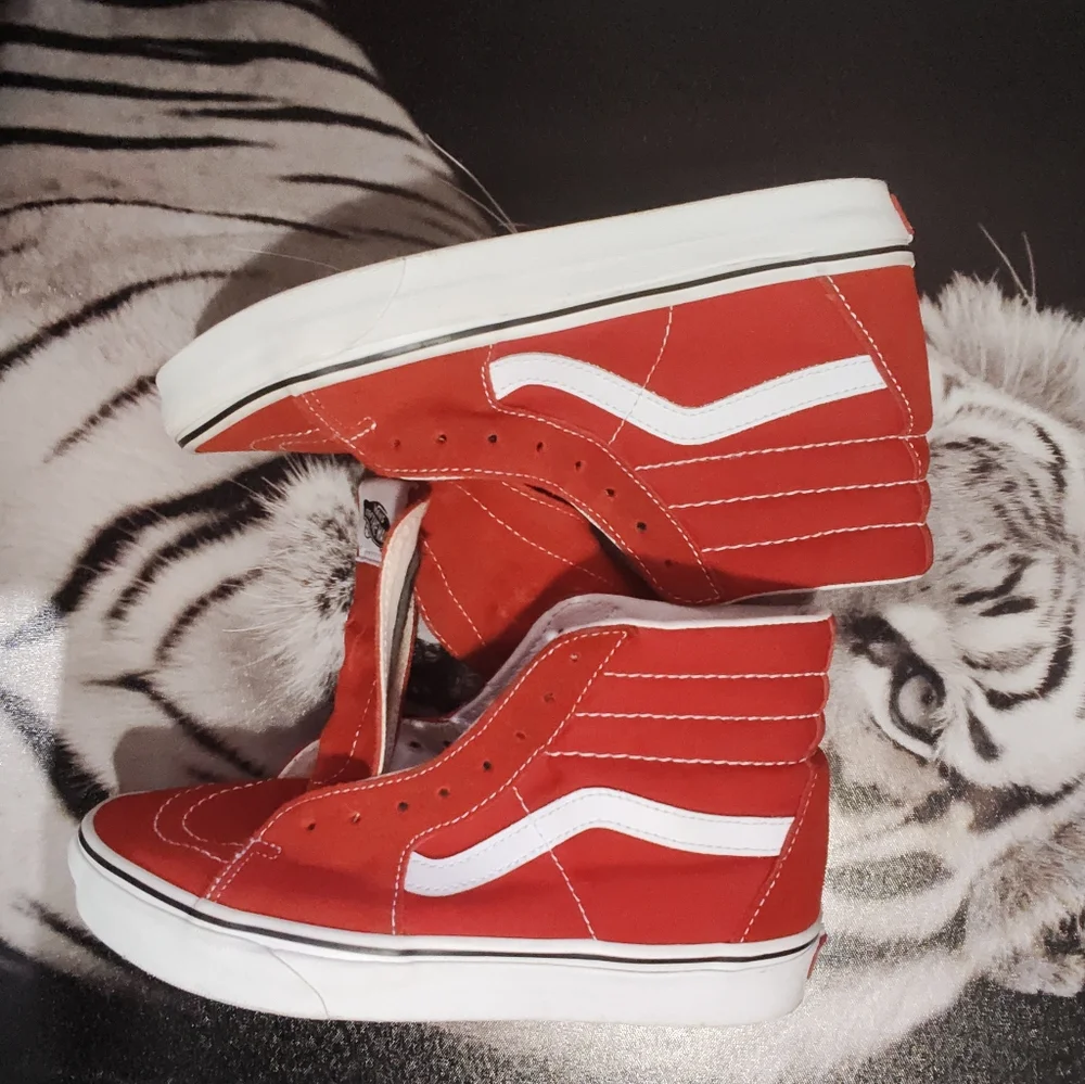 Vans Bold Red High-Top Sneakers. 7 Men. 8.5 Women. - Picture 4 of 13